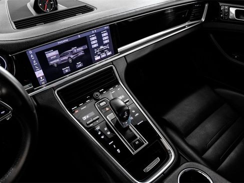 Used 2019 Porsche Panamera image 25