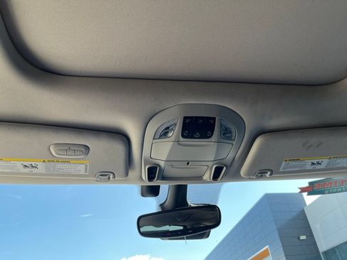 Used 2022 Chrysler Pacifica Limited FWD image 12