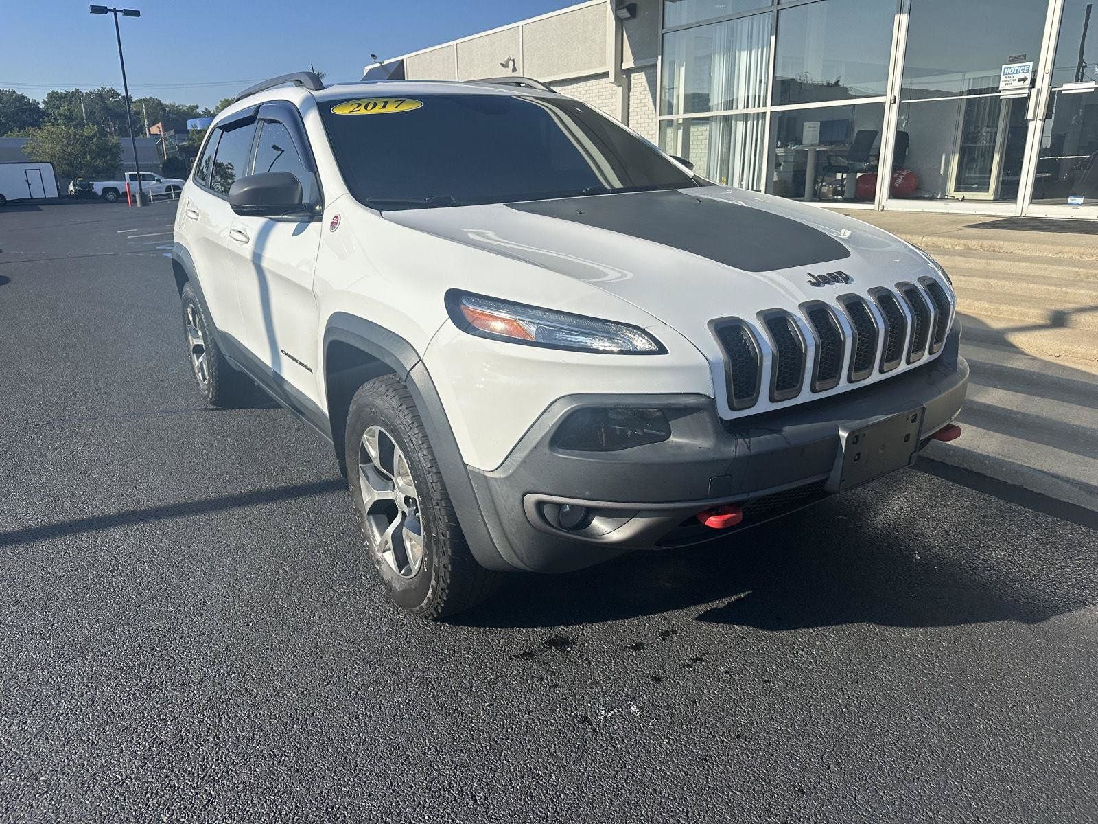 Used 2017 Jeep Cherokee Trailhawk AWD/4WD image 3
