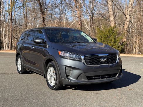 Used 2020 Kia Sorento LX image 16