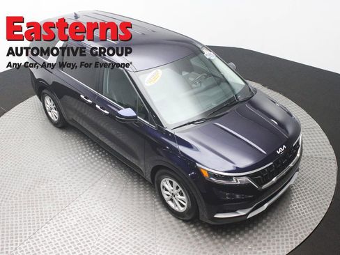 Used 2024 Kia Carnival LX image 3