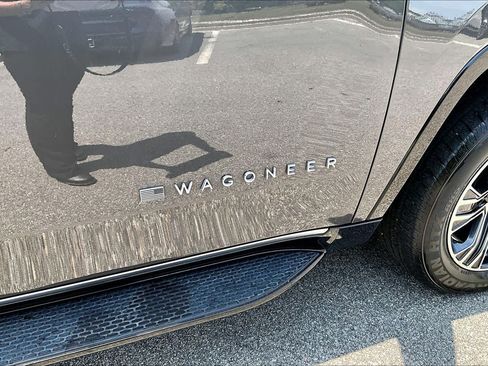 Used 2025 Jeep Wagoneer 4WD image 9