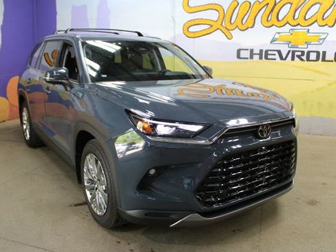 Used 2024 Toyota Grand Highlander AWD image 4
