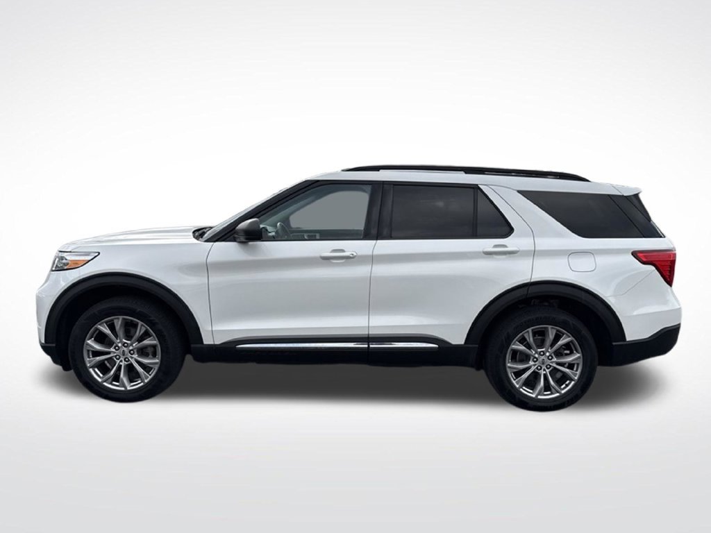 Used 2023 Ford Explorer XLT w/ Equipment Group 202A AWD/4WD image 3