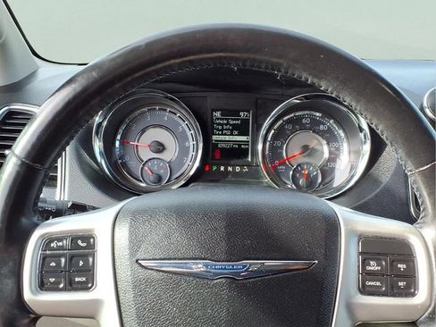 Used 2015 Chrysler Town & Country Touring-L w/ Driver Convenience Group FWD image 9