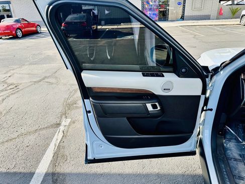 Used 2017 Land Rover Discovery HSE Luxury AWD/4WD image 9