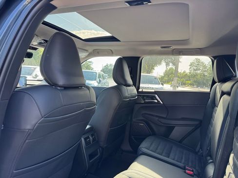 New 2025 Mitsubishi Outlander SE image 17