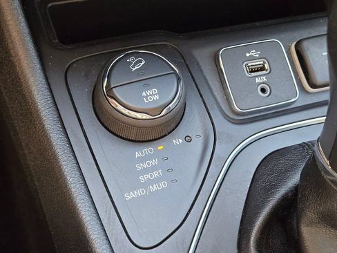 Used 2019 Jeep Cherokee Latitude Plus w/ Comfort/Convenience Group AWD/4WD image 29