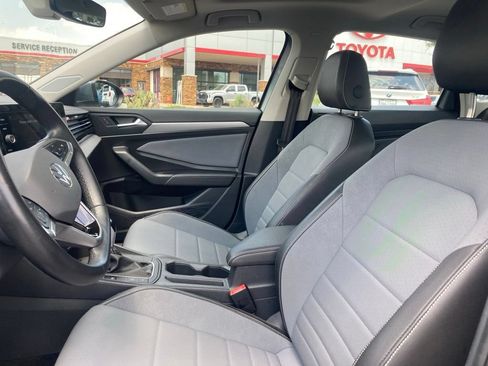 Used 2025 Volkswagen Jetta SE FWD image 10