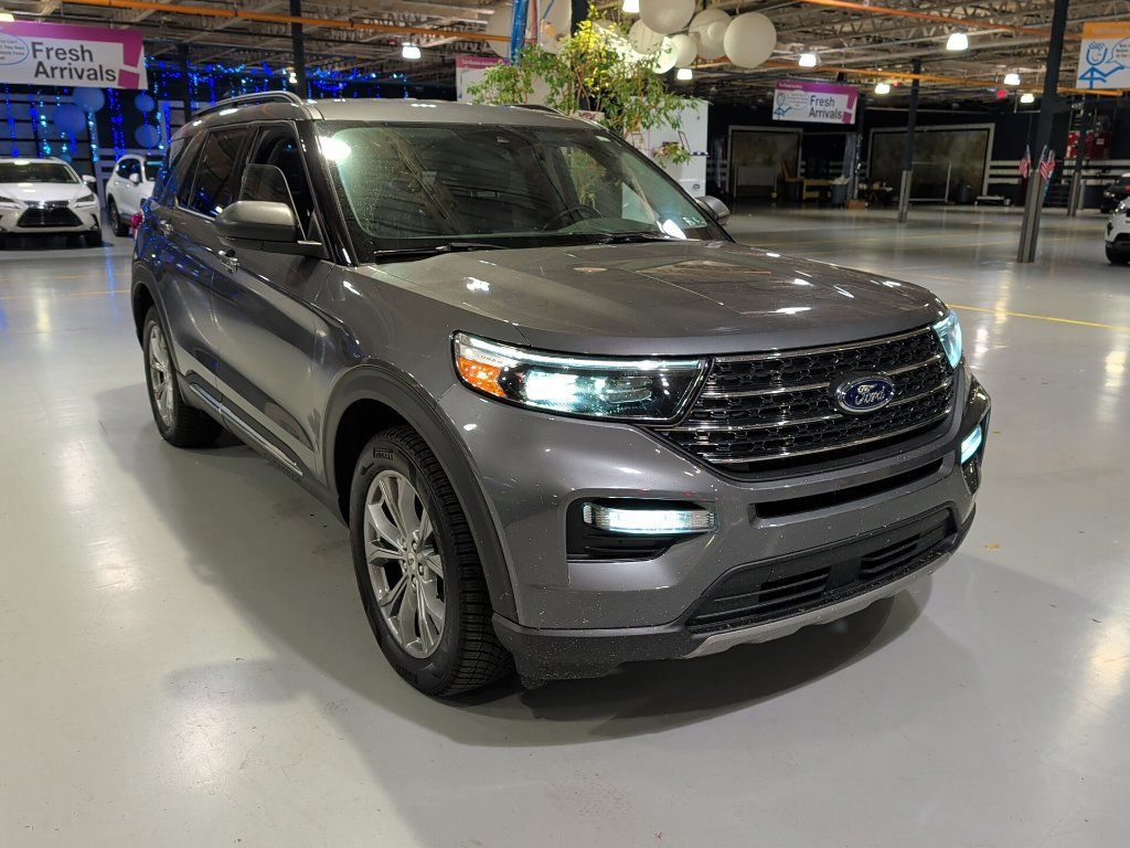 Used 2023 Ford Explorer XLT w/ Equipment Group 202A AWD/4WD image 4