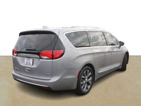 Used 2017 Chrysler Pacifica Limited image 4