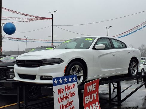 Used 2017 Dodge Charger SXT image 1