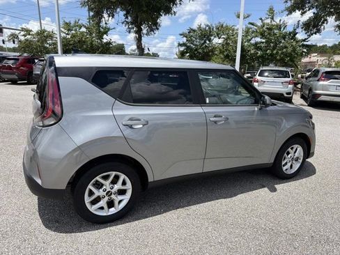 Used 2025 Kia Soul LX w/ LX Technology Package FWD image 2