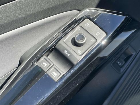 Used 2023 Volkswagen ID.4 Pro image 19