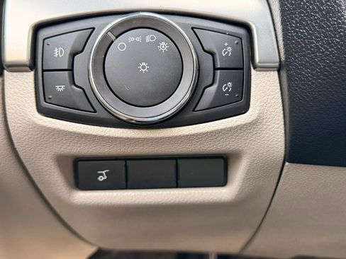 Used 2018 Ford Explorer XLT w/ Equipment Group 202A AWD/4WD image 38