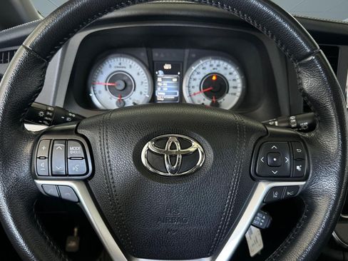 Used 2019 Toyota Sienna SE FWD image 11