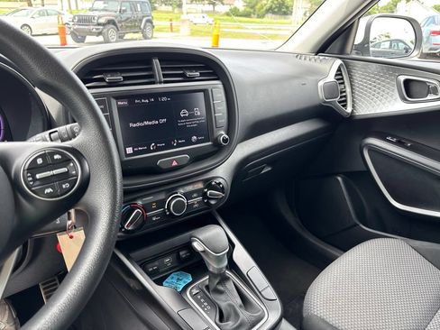 Used 2025 Kia Soul LX w/ LX Technology Package FWD image 42
