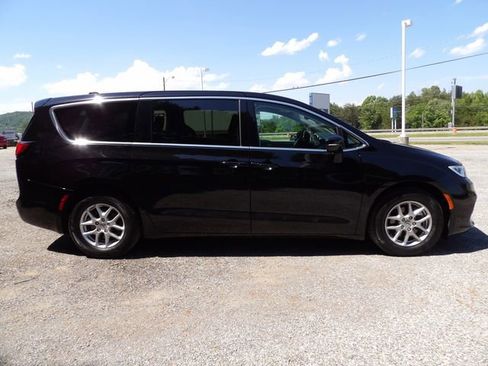 Used 2024 Chrysler Pacifica Touring-L FWD image 5