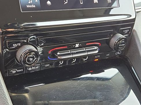 Used 2023 Jeep Grand Cherokee Laredo image 15