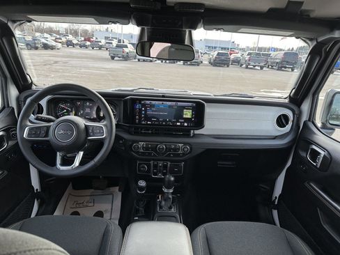 Used 2025 Jeep Wrangler Sahara image 15