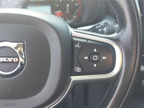 Used 2018 Volvo XC60 T6 Momentum w/ Advanced Package image 24