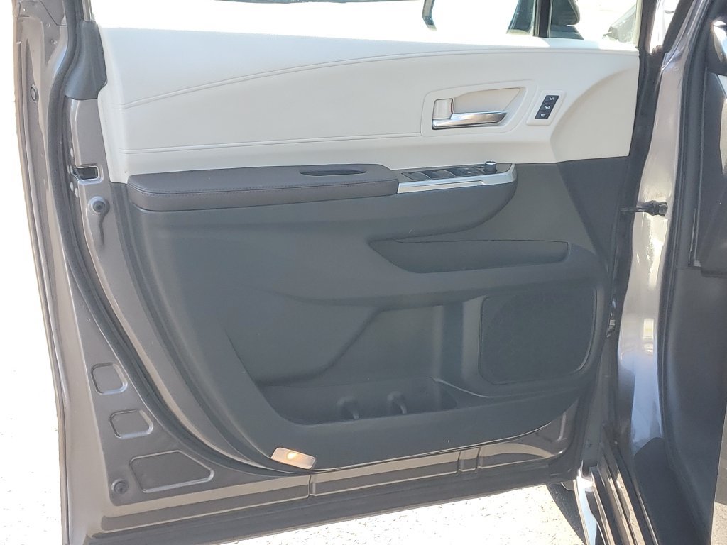 Used 2022 Toyota Sienna Platinum AWD/4WD image 23