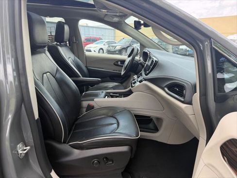 Used 2023 Chrysler Pacifica Limited FWD image 12