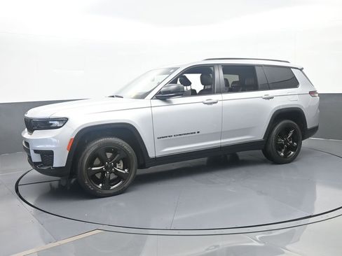 Used 2023 Jeep Grand Cherokee L Laredo RWD image 2