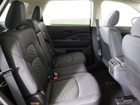 Used 2024 Nissan Pathfinder S image 31