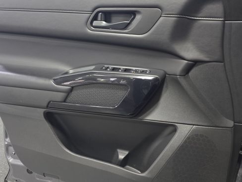 Used 2025 Nissan Pathfinder SV FWD image 26