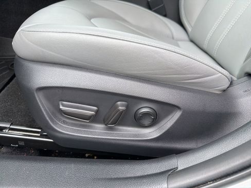 Used 2019 Toyota Avalon XLE w/ Moonroof Package FWD image 12