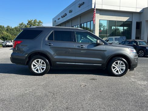 Used 2019 Ford Explorer XLT image 6