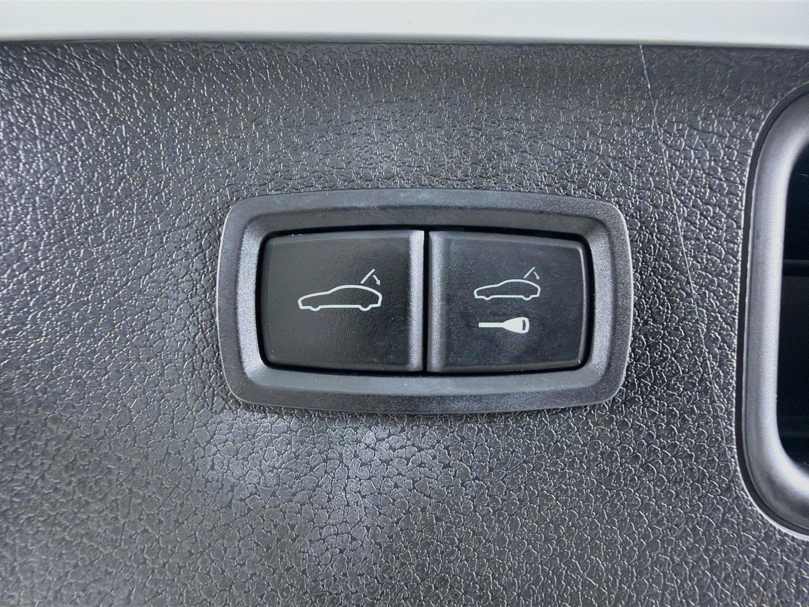 Certified 2022 Porsche Macan AWD/4WD image 23