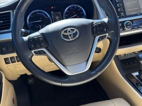 Certified 2019 Toyota Highlander Limited Platinum AWD/4WD image 8