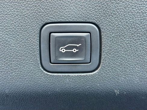 Used 2023 GMC Yukon SLT AWD/4WD image 12