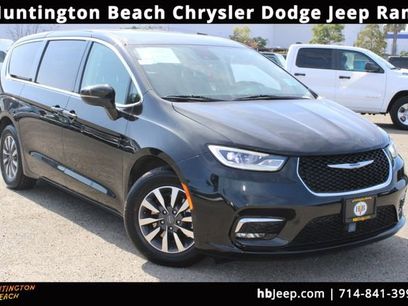 Used 2024 Chrysler Pacifica Select