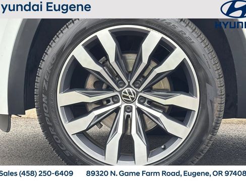 Used 2020 Volkswagen Atlas Cross Sport SEL R-Line AWD/4WD image 34
