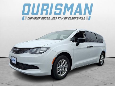 Used 2023 Chrysler Voyager LX image 3