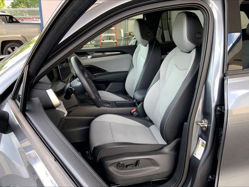 Used 2025 Volkswagen Tiguan SE R-Line AWD/4WD image 9