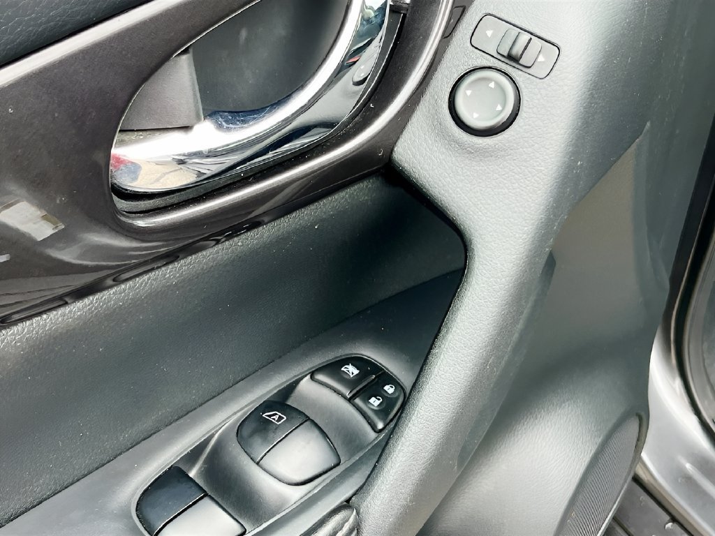Used 2019 Nissan Rogue S w/ Special Edition Package AWD/4WD image 17