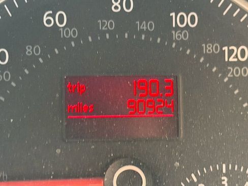 Used 2010 Volkswagen Beetle Convertible FWD image 9