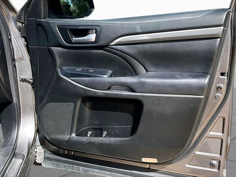 Used 2018 Toyota Highlander SE FWD image 23