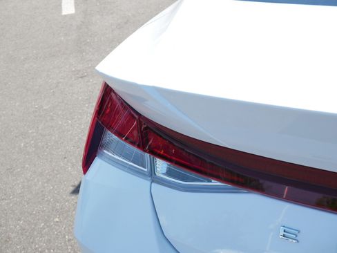 Used 2022 Hyundai Elantra SE FWD image 17