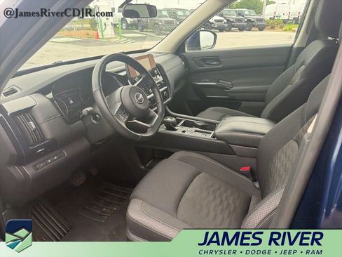 Used 2025 Nissan Pathfinder SV FWD image 2