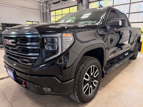 Used 2023 GMC Sierra 1500 AT4 w/ AT4 Preferred Package AWD/4WD image 4