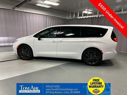 New 2026 Chrysler Pacifica Select