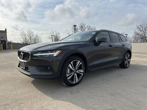 Certified 2025 Volvo V60 B5 Cross Country Plus image 3