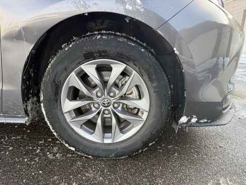 Used 2022 Toyota Sienna LE image 4