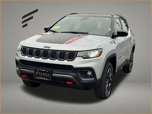Used 2025 Jeep Compass Trailhawk AWD/4WD image 1