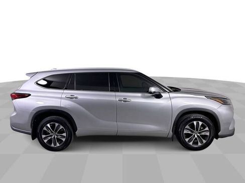 Used 2022 Toyota Highlander XLE image 9